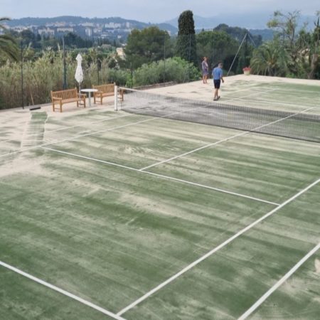 Comment s’assurer que le gazon reste performant après la construction d’un court de tennis en gazon synthétique à Nice ?