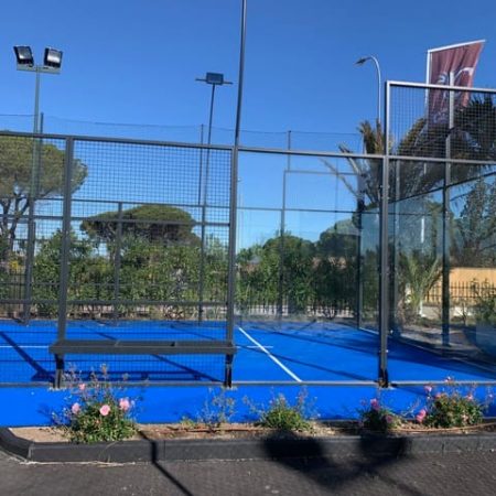 Comment la construction d’un court de tennis en béton poreux à Nice peut-elle être réalisée dans des espaces restreints ?