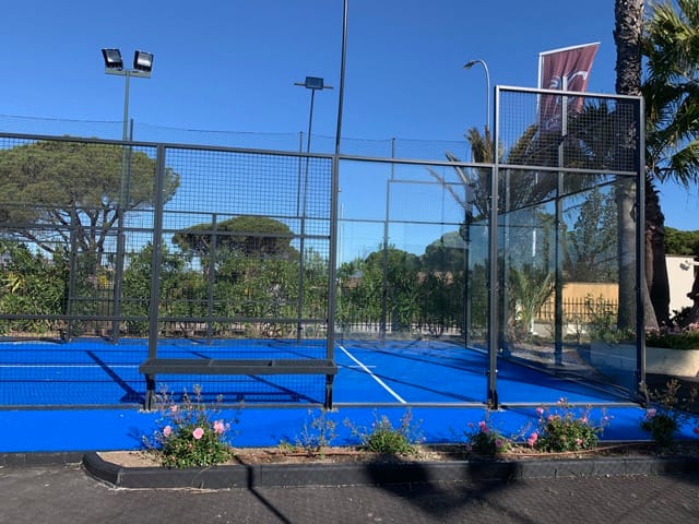 Construction d'un court de tennis en béton poreux à Cannes