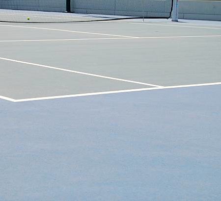 Pourquoi le béton poreux est-il recommandé pour les courts de tennis à Nice ?