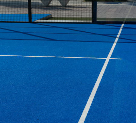 Pourquoi la construction de courts de tennis en béton poreux à Cannes est-elle populaire parmi les architectes ?