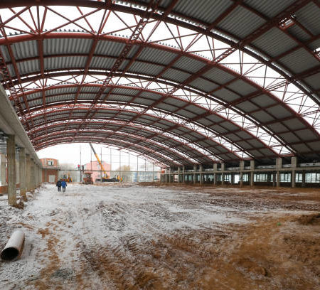 Construction d’un court de tennis à Saint-Raphaël : Comment le béton poreux est-il préparé ?