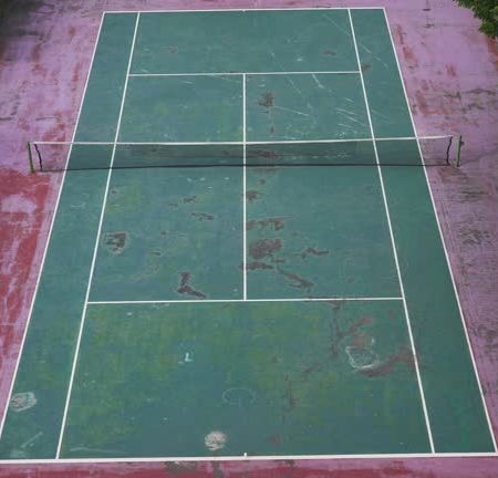 Le béton poreux aide-t-il à économiser sur l’entretien à long terme pour la construction terrain de tennis en béton poreux Cannes ?