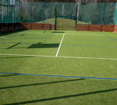 Pourquoi l’exposition au soleil est-elle importante pour la construction d’un court de tennis à Saint-Raphaël ?