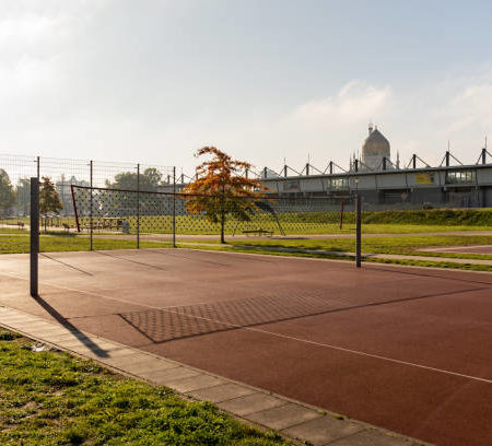 Comment les matériaux influencent-ils la qualité des courts de tennis à Saint-Raphaël ?