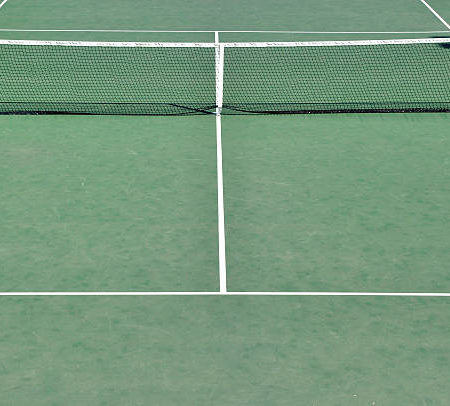 Pourquoi des normes de sécurité sont-elles nécessaires pour un court de tennis à Saint-Raphaël ?