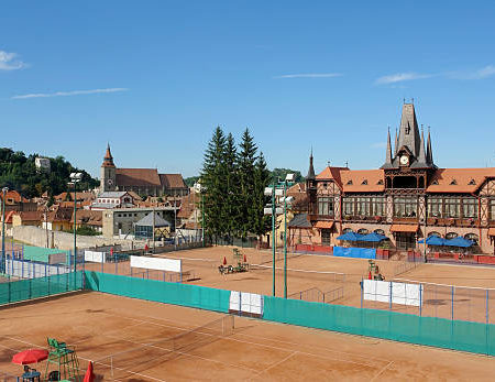 Comment l’orientation optimise-t-elle le confort sur un court de tennis à Saint-Raphaël ?