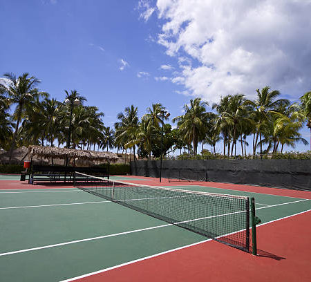 Comment optimiser l’adhérence sur un court de tennis à Saint-Raphaël ?