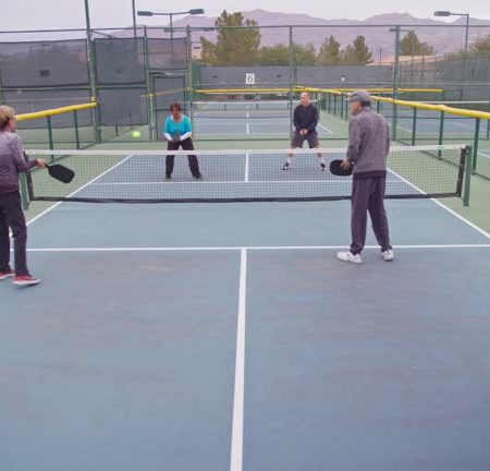 Pourquoi le béton poreux offre-t-il une meilleure adhérence pour les joueurs de tennis ?