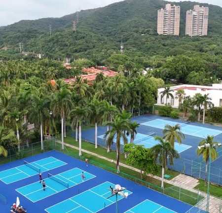 Comment la construction d’un court de tennis en béton poreux à Nice affecte-t-elle les coûts d’entretien à long terme ?