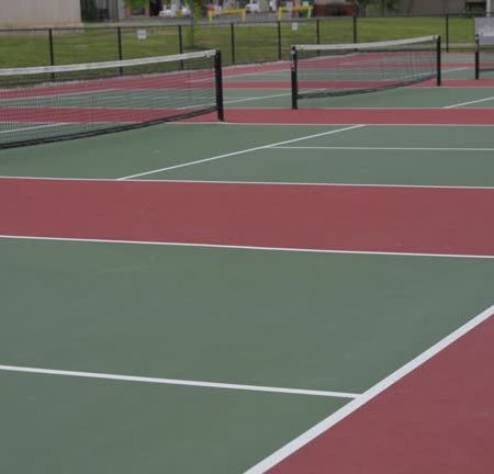 Comment le béton poreux améliore-t-il le confort de jeu dans la Construction d’un court de tennis en béton poreux à Cannes ?