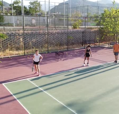 Comment la construction d’un court de tennis en béton poreux à Nice prend-elle en compte l’accessibilité pour tous ?