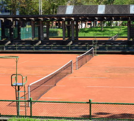 Comment garantir l’adhérence d’un court de tennis à Saint-Raphaël sous la pluie ?