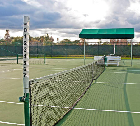Pourquoi l’épaisseur de la surface est-elle cruciale dans la construction d’un court de tennis à Saint-Raphaël ?