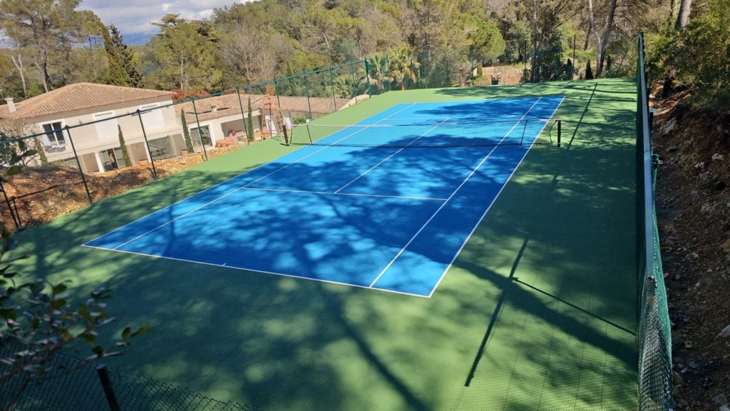 Construction d'un court de tennis en béton poreux à Cannes