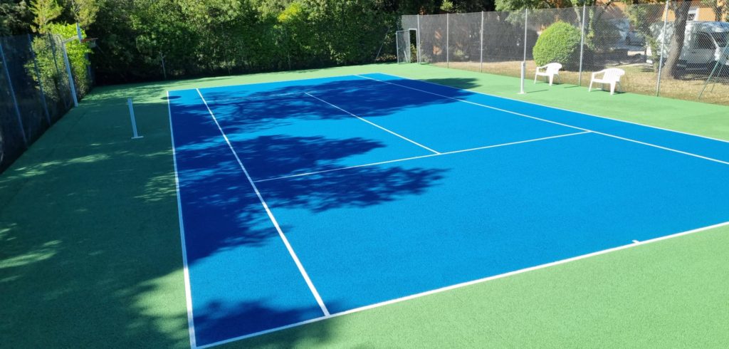 Construction d'un court de tennis en béton poreux à Cannes