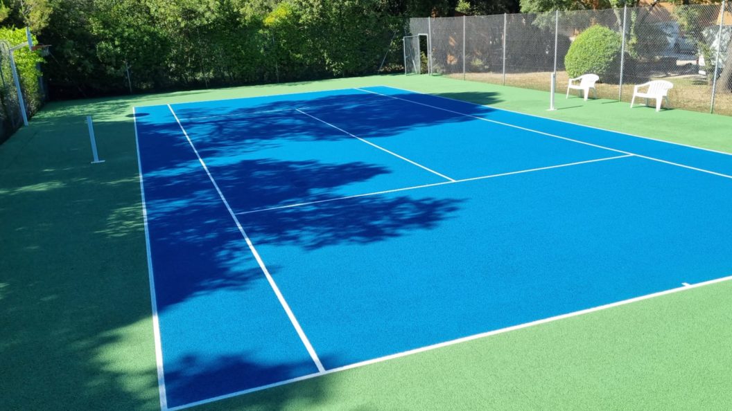 Construction d'un court de tennis en béton poreux à Cannes