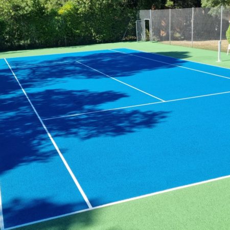 Qu’est-ce que l’accessibilité universelle implique pour la construction d’un court de tennis en Nice ?