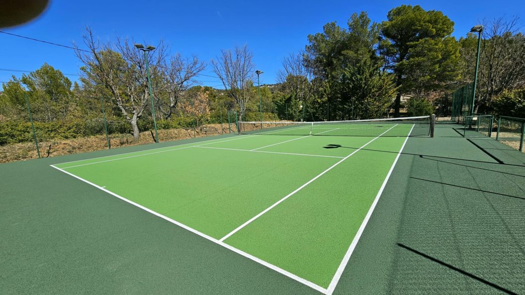 Construction d'un court de tennis en béton poreux à Cannes