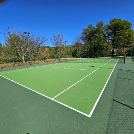 Comment intégrer des zones de parking à proximité de la construction d’un court de tennis à Aix-en-Provence ?