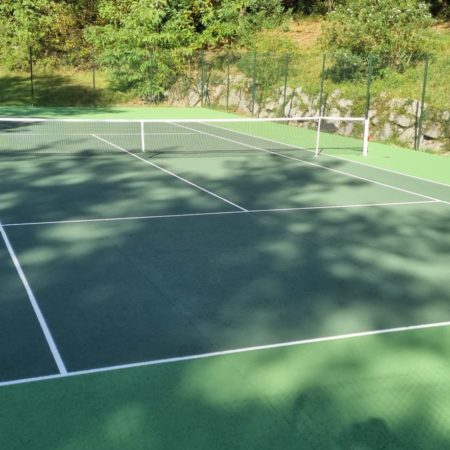 Pourquoi la sélection du mobilier sportif est-elle importante dans la construction d’un court de tennis en Nice ?