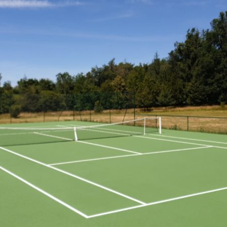 Que faire en cas de dégâts sur un court de tennis en gazon synthétique ?