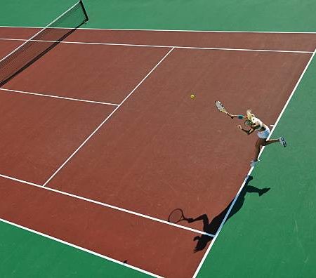 Pourquoi la construction de courts de tennis en béton poreux à Cannes est-elle prisée par les résidences de luxe ?