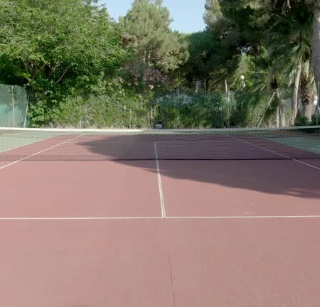 Qu’est-ce que l’impact de la proximité de la mer sur la construction d’un court de tennis à Nice ?