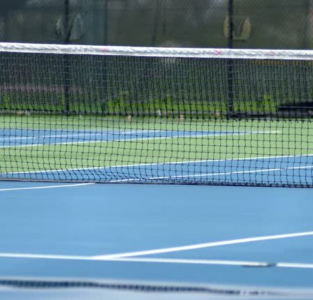 Comment inclure un espace de stockage pour les équipements dans la construction d’un court de tennis à Aix-en-Provence ?