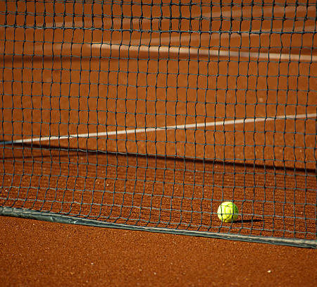 Comment répondre aux standards professionnels grâce à la rénovation d’un court de tennis à Aix-en-Provence ?