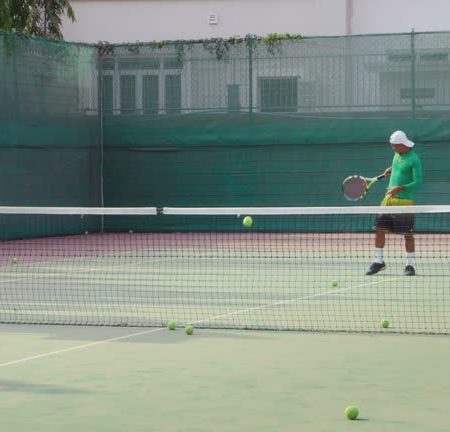 Pourquoi une surface antidérapante est-elle importante pour la Construction d’un court de tennis à Saint-Raphaël ?