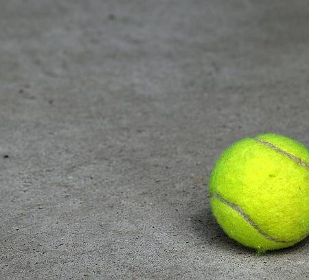 Quels types d’entretien sont nécessaires pour un terrain de tennis en béton poreux ?