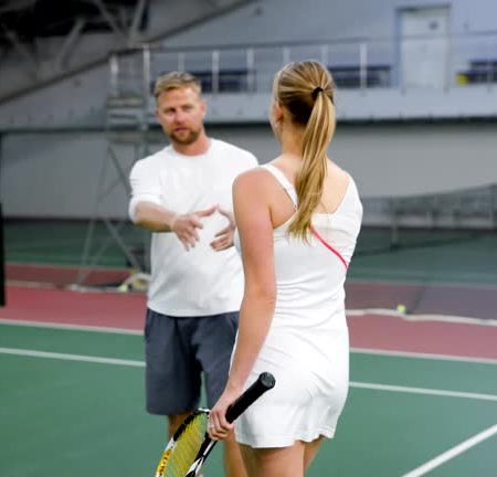 Comment intégrer des gradins pour les spectateurs lors de la Construction d’un court de tennis à Saint-Raphaël ?