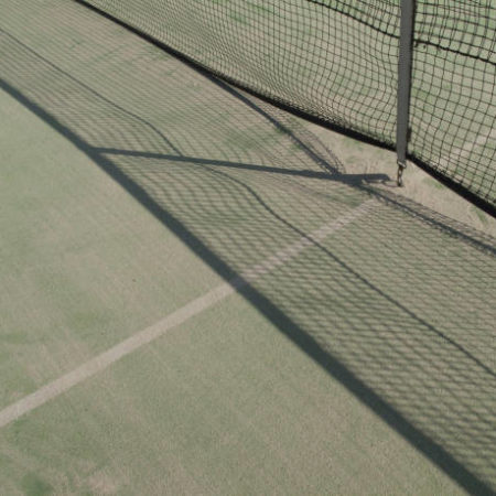 Quelles couleurs sont disponibles pour un court de tennis en béton poreux ?