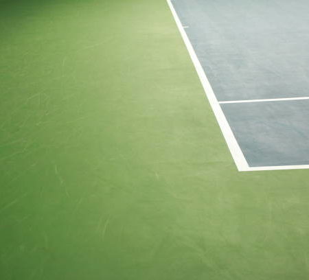 Pourquoi investir dans des équipements modernes pour la construction d’un court de tennis en béton poreux à Nice ?