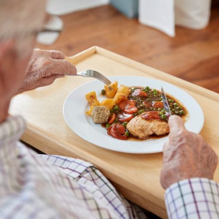 Comment l’aide à domicile à Villefranche-sur-Saône peut-elle faciliter le retour à domicile après une chirurgie ?