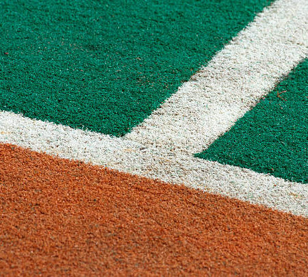 Comment la topographie locale influence-t-elle la construction d’un court de tennis à Nice ?