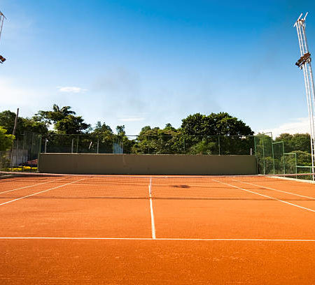 Quels types de drainage sont nécessaires pour rénover un court de tennis à Lyon ?