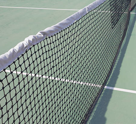 Comment préparer le terrain pour la construction d’un court de tennis à Cannes ?