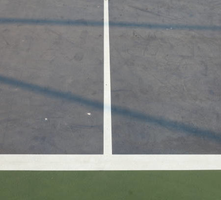 Pourquoi les clubs de tennis préfèrent-ils le béton poreux pour les terrains situés à Cannes ?