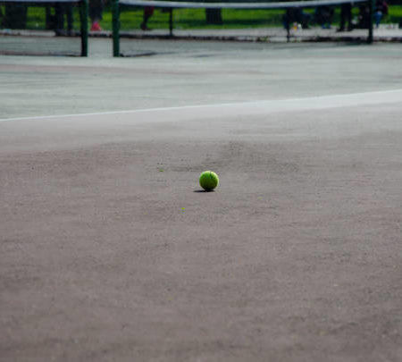 Comment le climat de Nice influence-t-il la construction de courts de tennis en béton poreux ?