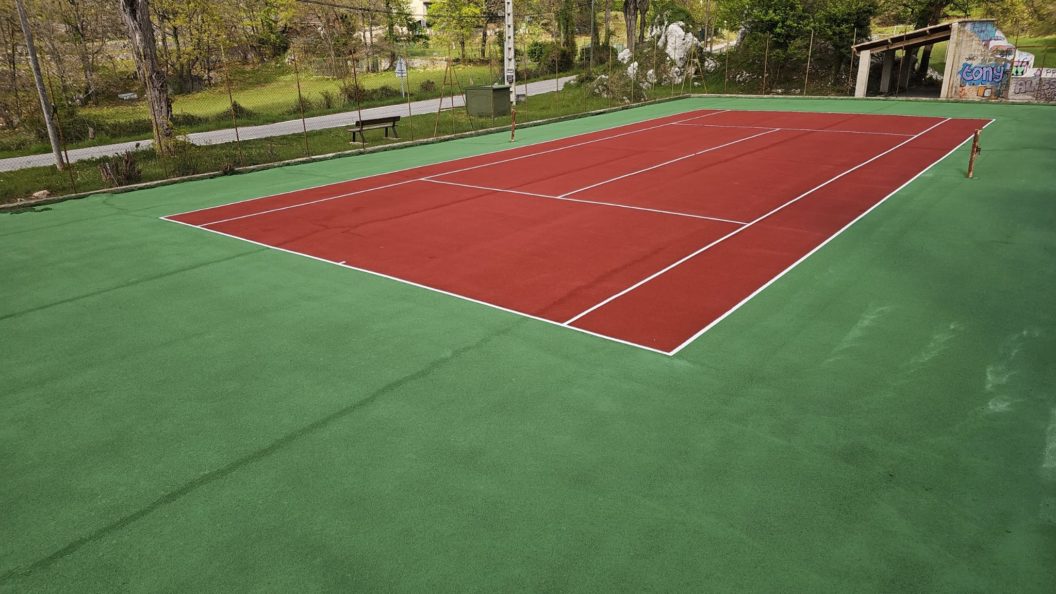 L’Influence de la Topographie sur la Construction d’un Court de Tennis à Saint-Raphaël