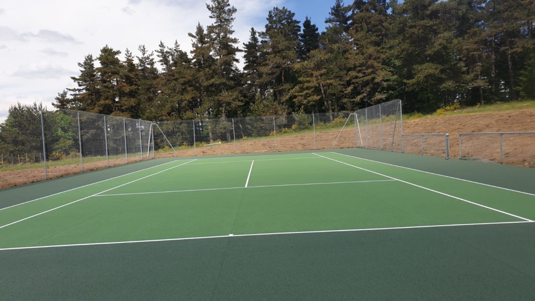Pourquoi est-il important d’opter pour un sol drainant lors de la construction d’un court de tennis à Saint-Raphaël ?