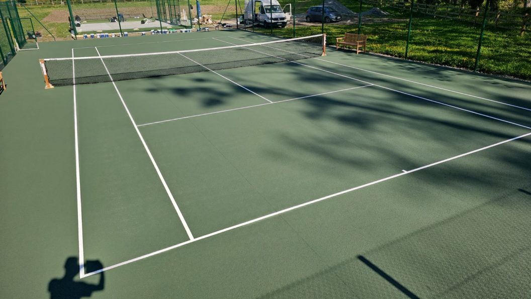 Construction d’un court de tennis à Saint-Raphaël : l’importance des matériaux durables et résistants à la corrosion