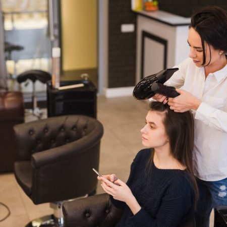 Comment les experts en coiffure à Lyon adaptent-ils leurs techniques aux différentes textures de cheveux ?