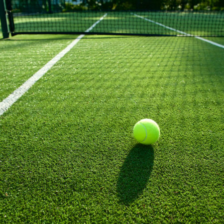 Comment un constructeur de terrain de tennis adapte-t-il la construction aux besoins des joueurs ?