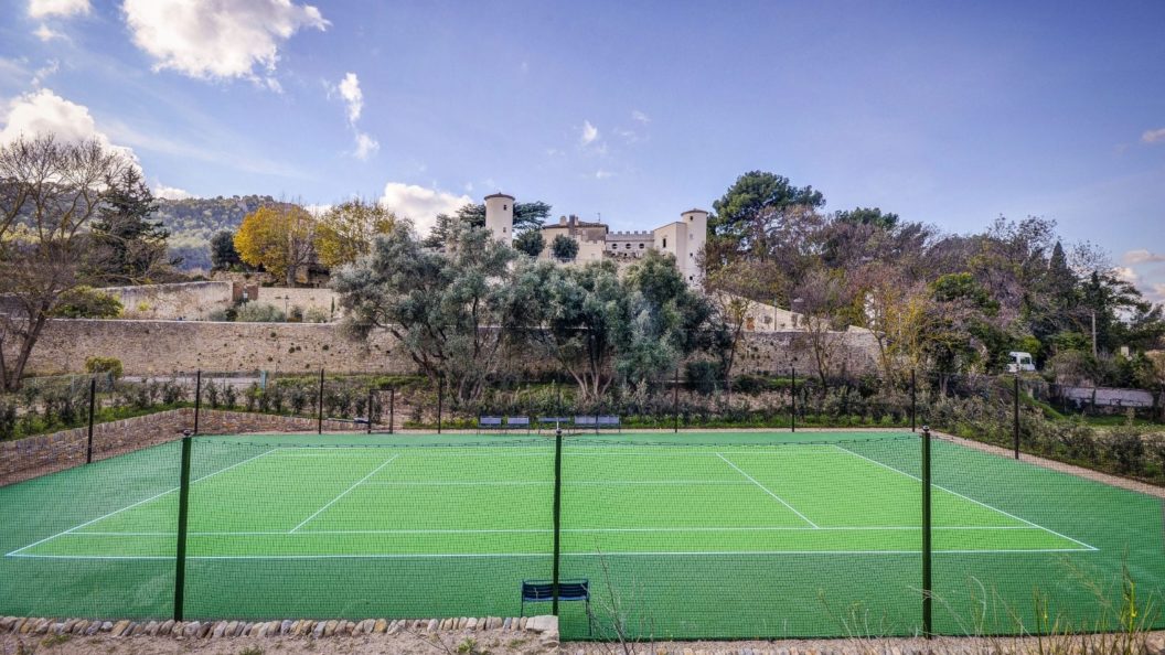 Construction d'un court de tennis à Saint-Tropez