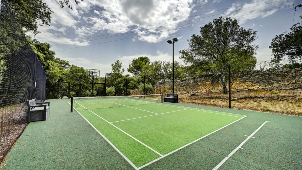Construction d'un court de tennis à Cannes