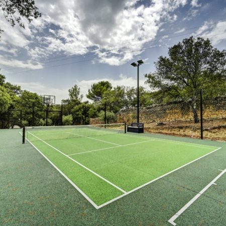 Construction d’un court de tennis à Cannes : pourquoi choisir le gazon synthétique ?