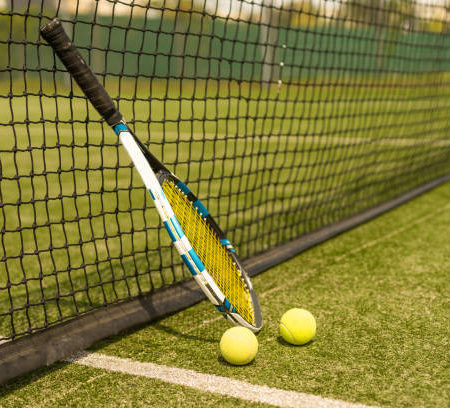 Comment un constructeur de terrain de tennis gère-t-il les nuisances sonores ?